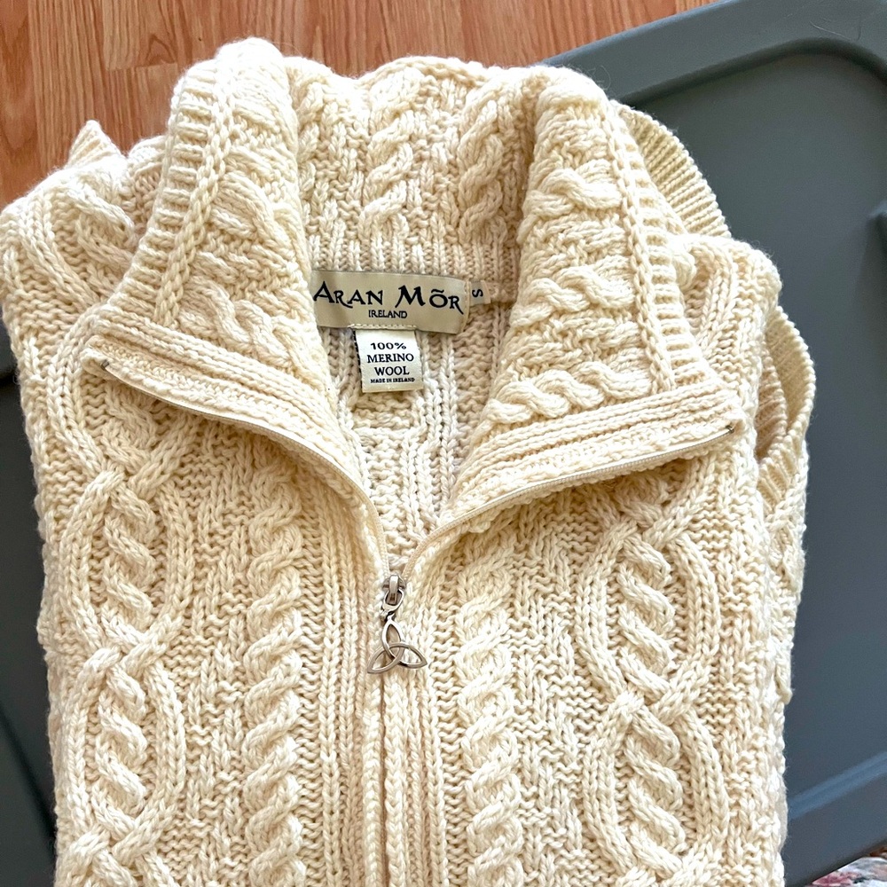 100% Merino Wool zip up short sleeve sweater